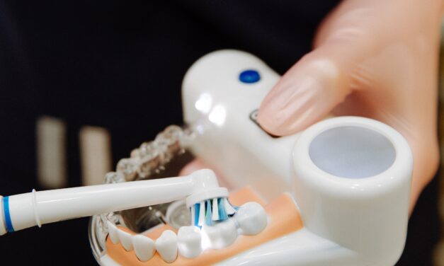 Kommer du inte ihåg att borsta tänderna? Här är varför du bör investera i en eltandborste!